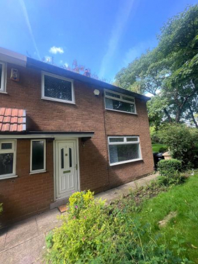 Cozy 3-Bedroom House in Bolton, Huge Garden